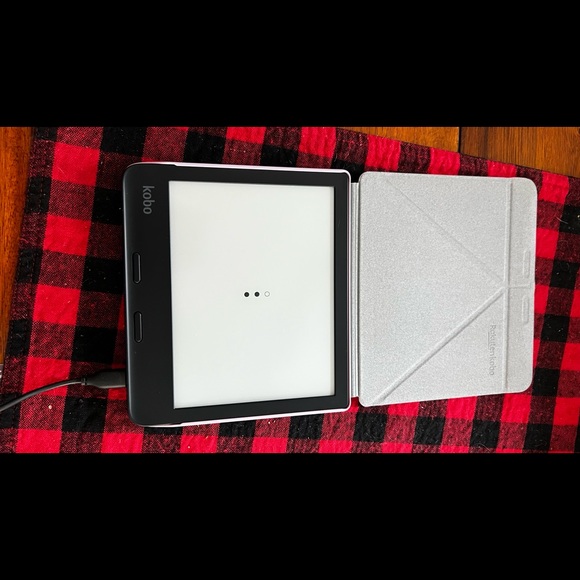 Kobo Libra 2. Brand new. Great for travel, just not for me - Picture 2 of 3